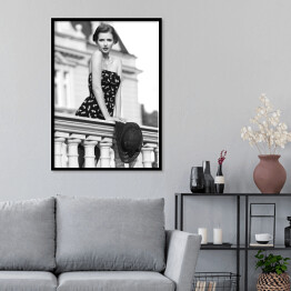 Plakat w ramie Młoda kobieta na balkonie. Czarno biała fotografia