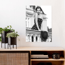 Plakat samoprzylepny Młoda kobieta na balkonie. Czarno biała fotografia
