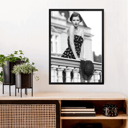 Obraz w ramie Młoda kobieta na balkonie. Czarno biała fotografia