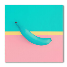 Niebieski banan na kolorowym tle