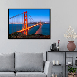 Plakat w ramie Golden Gate Bridge w San Fransisco w Kalifornii rozświetlone złotymi światłami