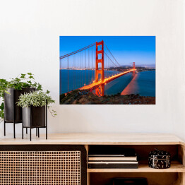 Plakat samoprzylepny Golden Gate Bridge w San Fransisco w Kalifornii rozświetlone złotymi światłami