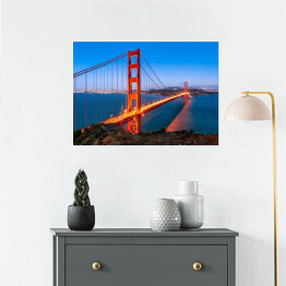 Plakat samoprzylepny Golden Gate Bridge w San Fransisco w Kalifornii rozświetlone złotymi światłami
