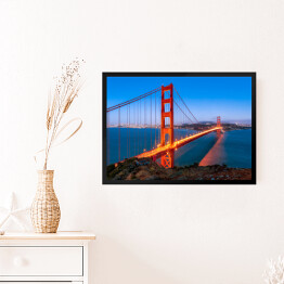 Golden Gate Bridge w San Fransisco w Kalifornii rozświetlone złotymi światłami