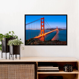 Plakat w ramie Golden Gate Bridge w San Fransisco w Kalifornii rozświetlone złotymi światłami