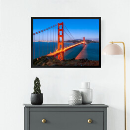 Obraz w ramie Golden Gate Bridge w San Fransisco w Kalifornii rozświetlone złotymi światłami
