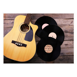 Plakat Gitara i winylowe płyty na drewnianym stole