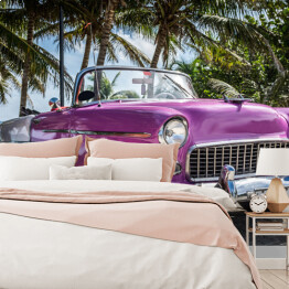 Fototapeta Różowy retro samochód przy tropikalnej plaży