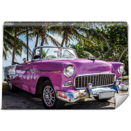 Fototapeta winylowa zmywalna Różowy retro samochód przy tropikalnej plaży