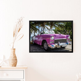 Obraz w ramie Różowy retro samochód przy tropikalnej plaży