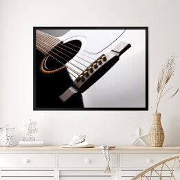 Obraz w ramie Czarna gitara akustyczna z lekkim odbiciem światła