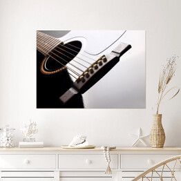 Plakat samoprzylepny Czarna gitara akustyczna z lekkim odbiciem światła