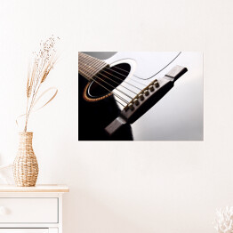 Plakat samoprzylepny Czarna gitara akustyczna z lekkim odbiciem światła