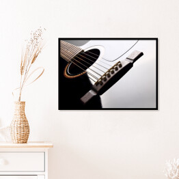 Plakat w ramie Czarna gitara akustyczna z lekkim odbiciem światła