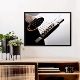 Obraz w ramie Czarna gitara akustyczna z lekkim odbiciem światła