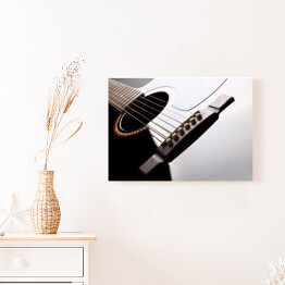 Obraz na płótnie Czarna gitara akustyczna z lekkim odbiciem światła