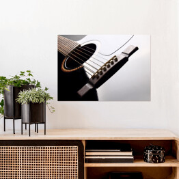 Plakat Czarna gitara akustyczna z lekkim odbiciem światła