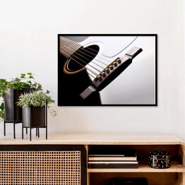 Plakat w ramie Czarna gitara akustyczna z lekkim odbiciem światła