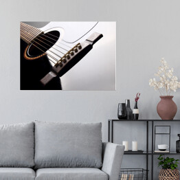 Plakat Czarna gitara akustyczna z lekkim odbiciem światła