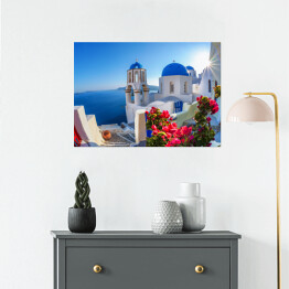 Plakat samoprzylepny Santorini - wyspa z bialym kościołem w Oia, Grecja