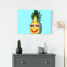 Obraz na płótnie Uśmiechnięty ananas na niebieskim tle
