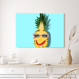 Obraz na płótnie Uśmiechnięty ananas na niebieskim tle