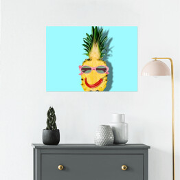 Plakat samoprzylepny Uśmiechnięty ananas na niebieskim tle