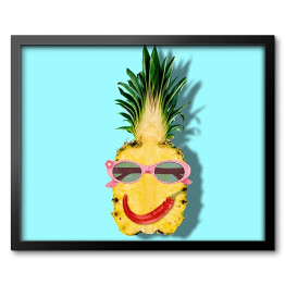 Obraz w ramie Uśmiechnięty ananas na niebieskim tle
