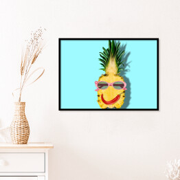 Plakat w ramie Uśmiechnięty ananas na niebieskim tle