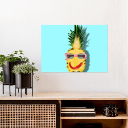 Plakat samoprzylepny Uśmiechnięty ananas na niebieskim tle
