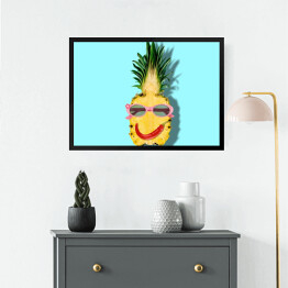 Obraz w ramie Uśmiechnięty ananas na niebieskim tle
