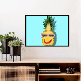 Plakat w ramie Uśmiechnięty ananas na niebieskim tle