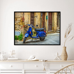 Plakat w ramie Niebieski skuter na ulicy na starym mieście w Toskanii