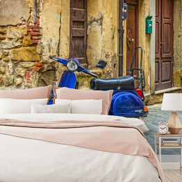 Fototapeta winylowa zmywalna Niebieski skuter na ulicy na starym mieście w Toskanii