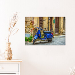 Plakat samoprzylepny Niebieski skuter na ulicy na starym mieście w Toskanii