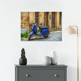 Plakat Niebieski skuter na ulicy na starym mieście w Toskanii