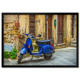 Plakat w ramie Niebieski skuter na ulicy na starym mieście w Toskanii