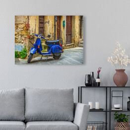 Obraz na płótnie Niebieski skuter na ulicy na starym mieście w Toskanii