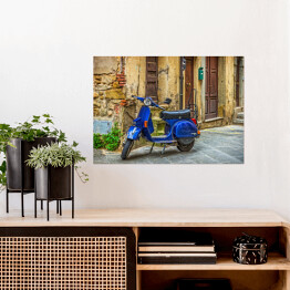 Plakat Niebieski skuter na ulicy na starym mieście w Toskanii