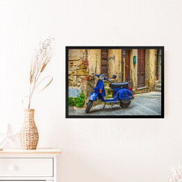 Obraz w ramie Niebieski skuter na ulicy na starym mieście w Toskanii