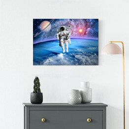 Astronauta oraz Saturn we Wszechświecie