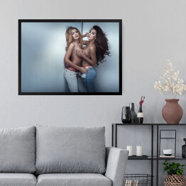 Obraz w ramie Dwie dziewczyny pozujące do zdjęcia