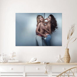 Plakat Dwie dziewczyny pozujące do zdjęcia