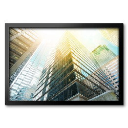 Obraz w ramie Nowoczesny budynek mocno oświetlony promieniami słońca