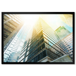 Plakat w ramie Nowoczesny budynek mocno oświetlony promieniami słońca