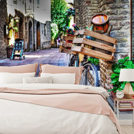 Fototapeta winylowa zmywalna Stary rower z drewnianą skrzynią przy ścianie z cegły w San Gimignano