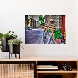 Plakat samoprzylepny Stary rower z drewnianą skrzynią przy ścianie z cegły w San Gimignano
