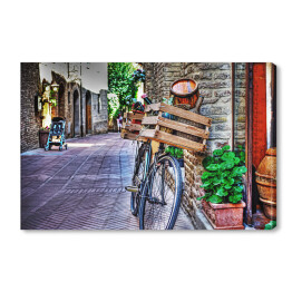 Stary rower z drewnianą skrzynią przy ścianie z cegły w San Gimignano