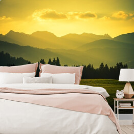 Fototapeta winylowa zmywalna Malowniczy krajobraz górski z złocistych barwach