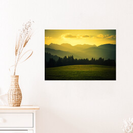 Plakat samoprzylepny Malowniczy krajobraz górski z złocistych barwach